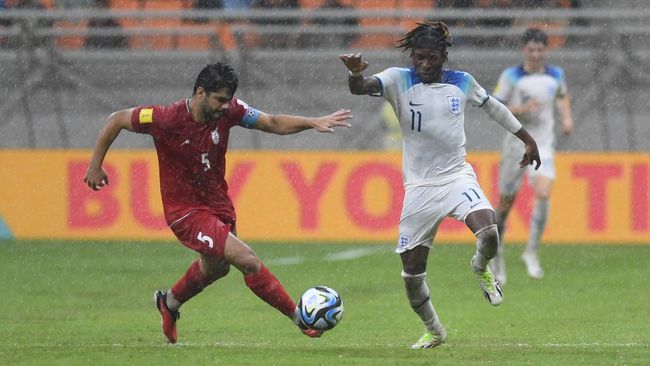 Rumput Jakarta International Stadium (JIS) lolos ujian hujan deras di pertandingan Inggris vs Iran pada babak penyisihan Grup C Piala Dunia U-17 2023.